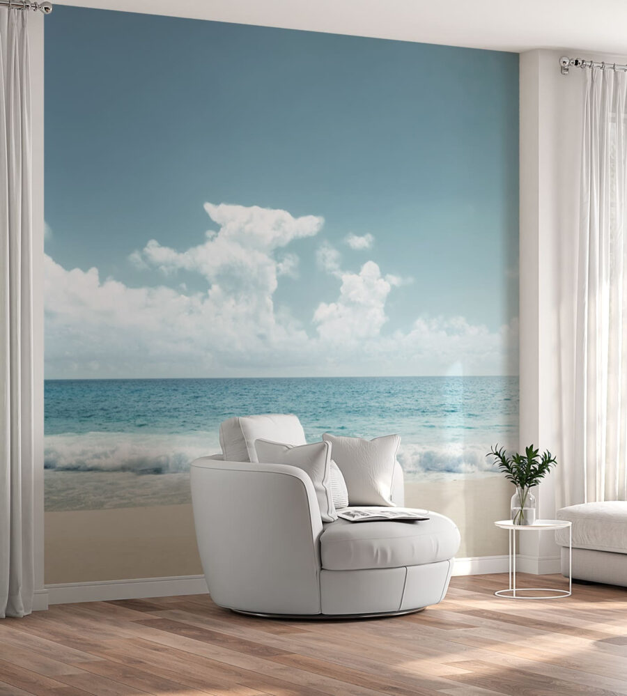 Een strand met golven die op het zand slaan