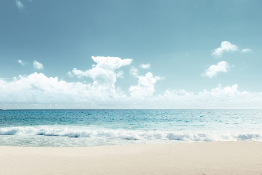 Een strand met golven die op het zand slaan