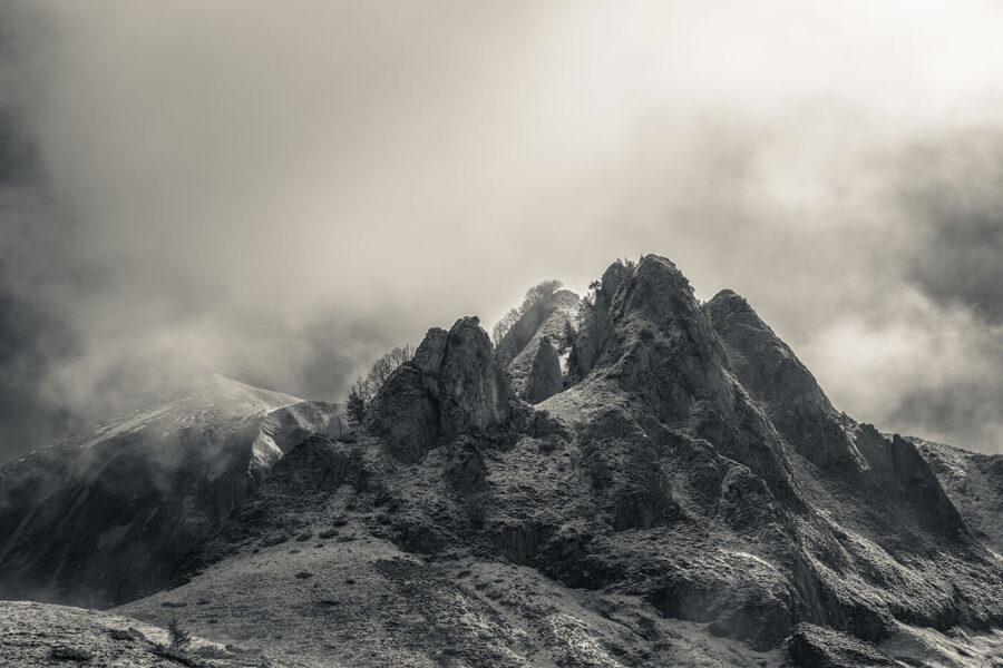 Berg met mist en wolken