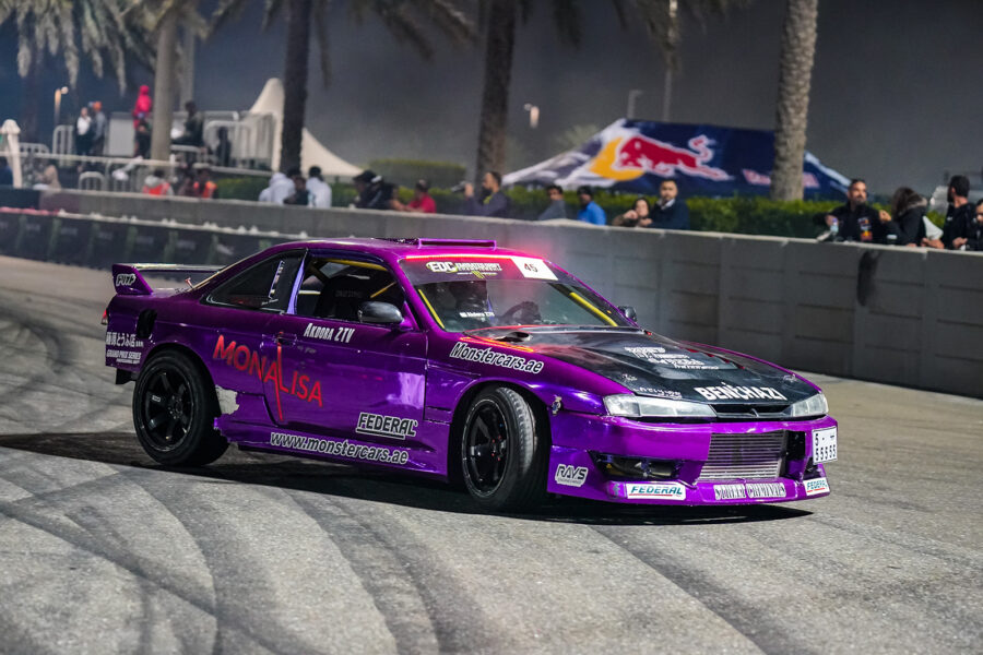 Paarse auto op een circuit