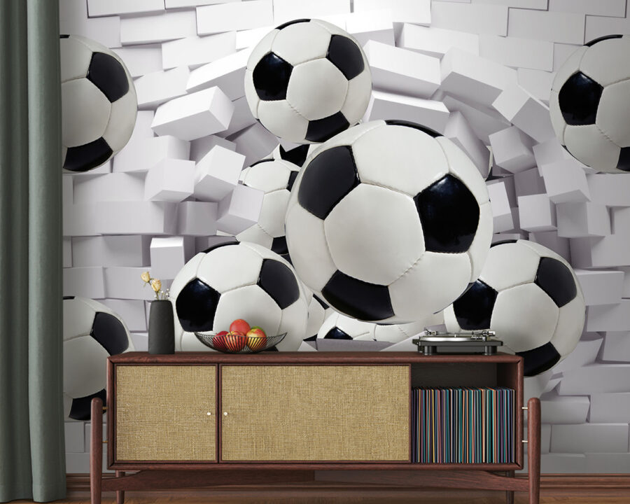 Groep voetballen vliegt over een muur