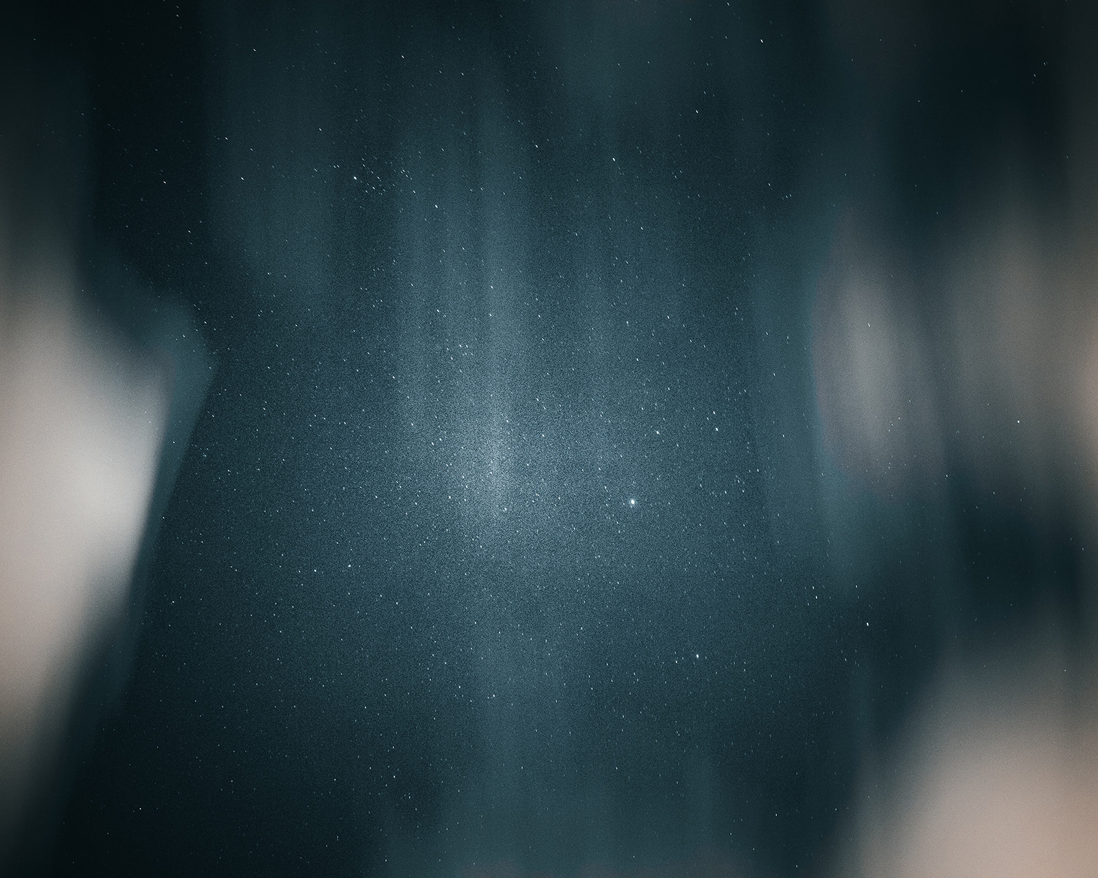 u94562p - Een donkere hemel met sterren - tegory