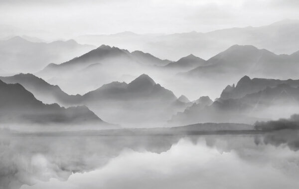 Bergketen met mist en water Bergketen met mist en water