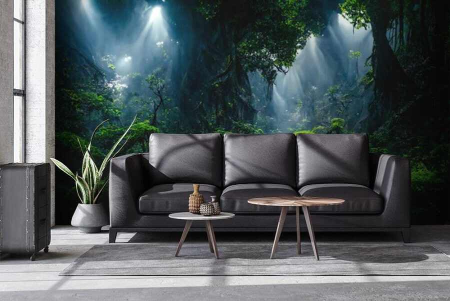 Beek in een bos met bomen en planten