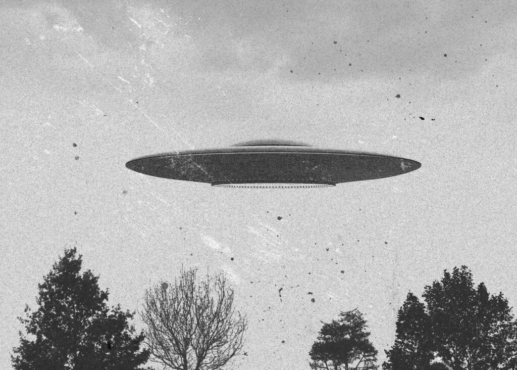 Ufo vliegt over bomen Ufo vliegt over bomen