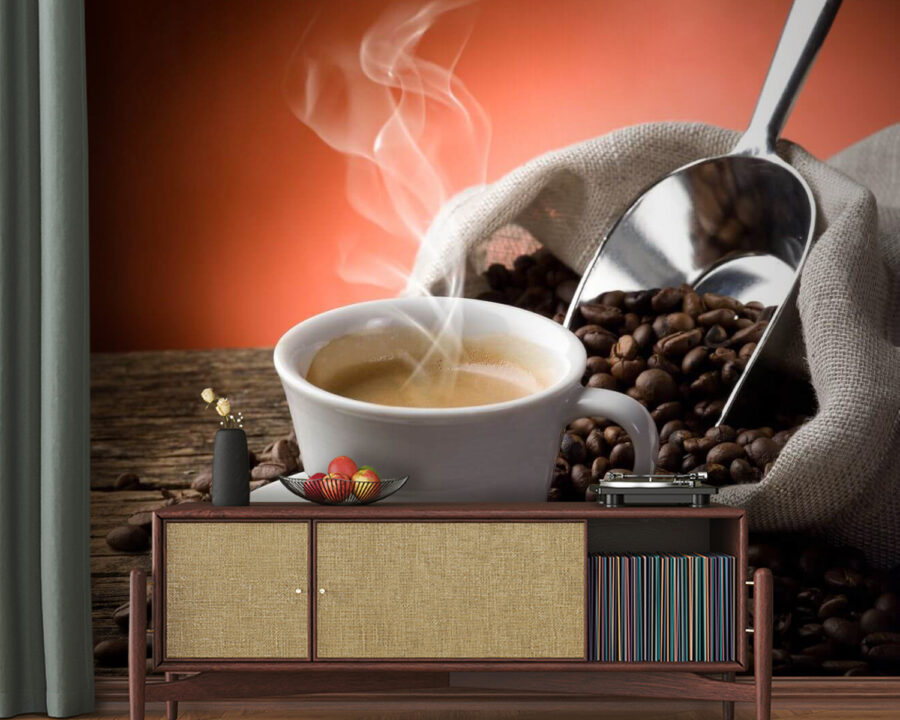 Kopje koffie met stoom en koffiebonen