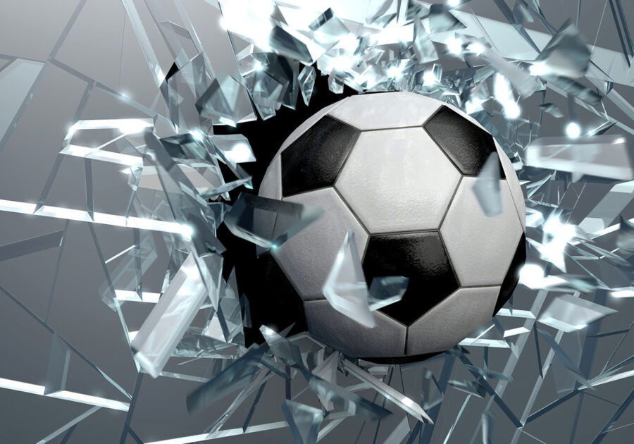 Voetbal die door glas breekt
