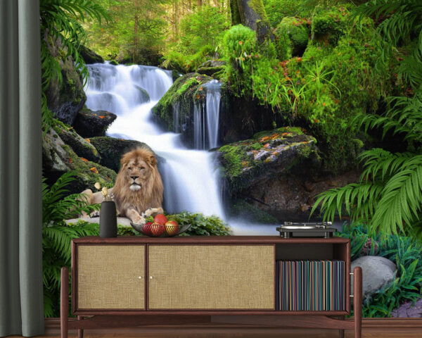Leeuw liggend op een rots naast een waterval Leeuw liggend op een rots naast een waterval