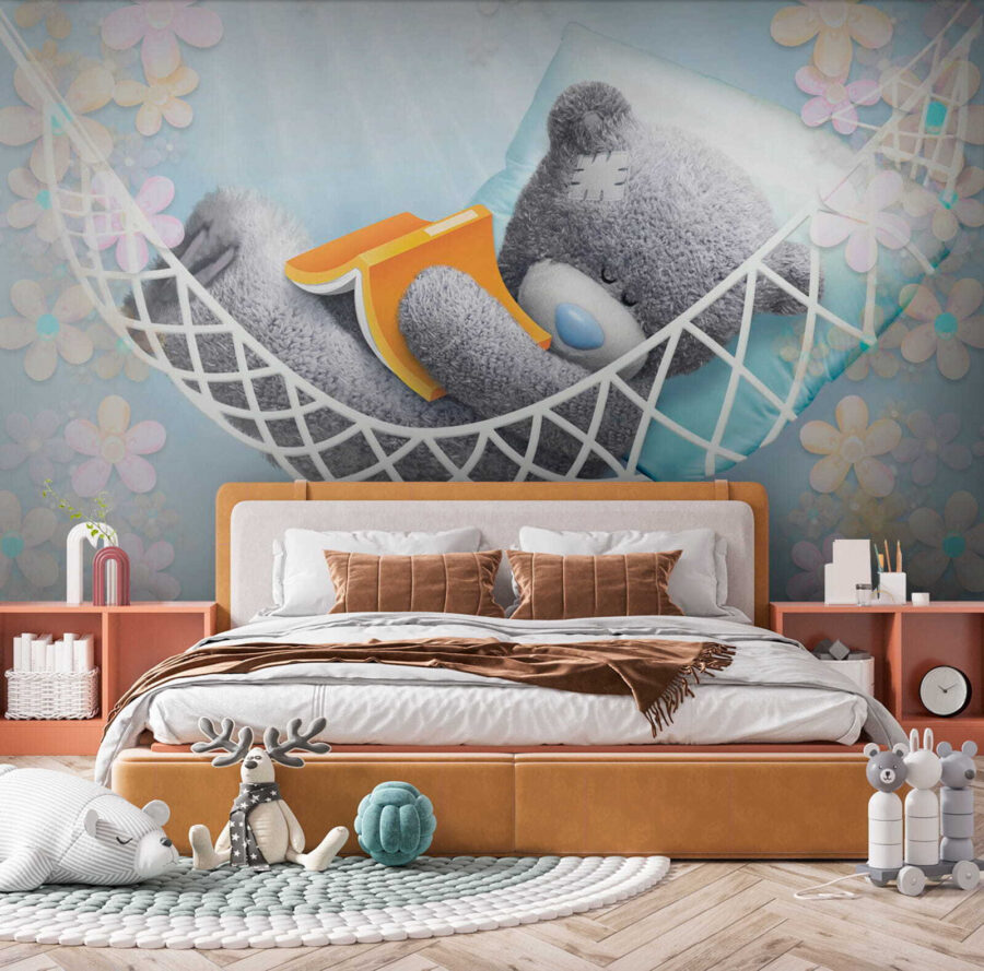 Teddybeer slapend in een hangmat