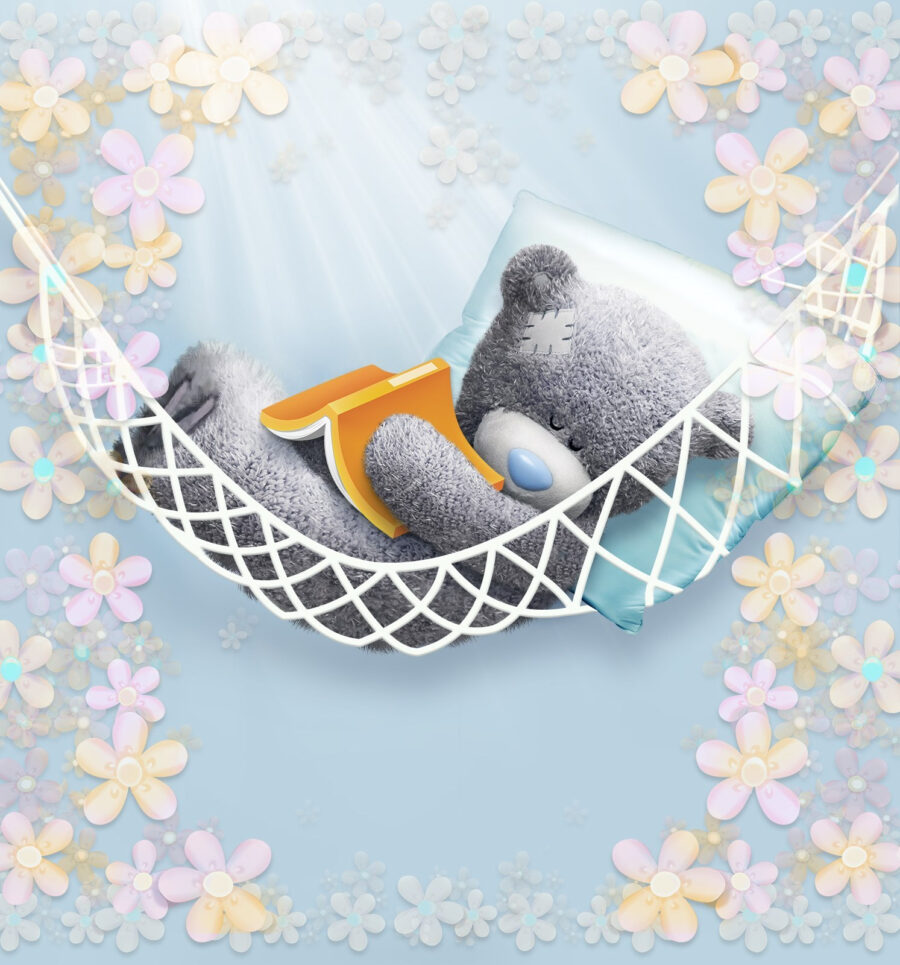 Teddybeer slapend in een hangmat