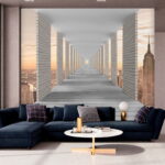 Fotobehang Lange loopbrug met pilaren en een stad op de achtergrond