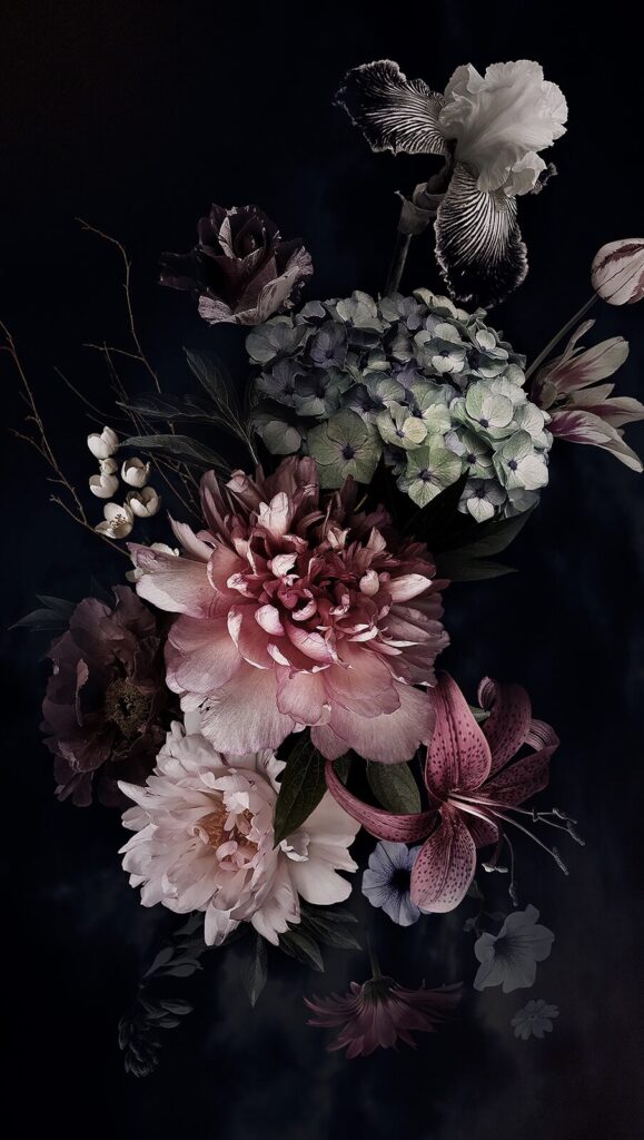 Elegant arrangement van donkere bloemen. Elegant arrangement van donkere bloemen.