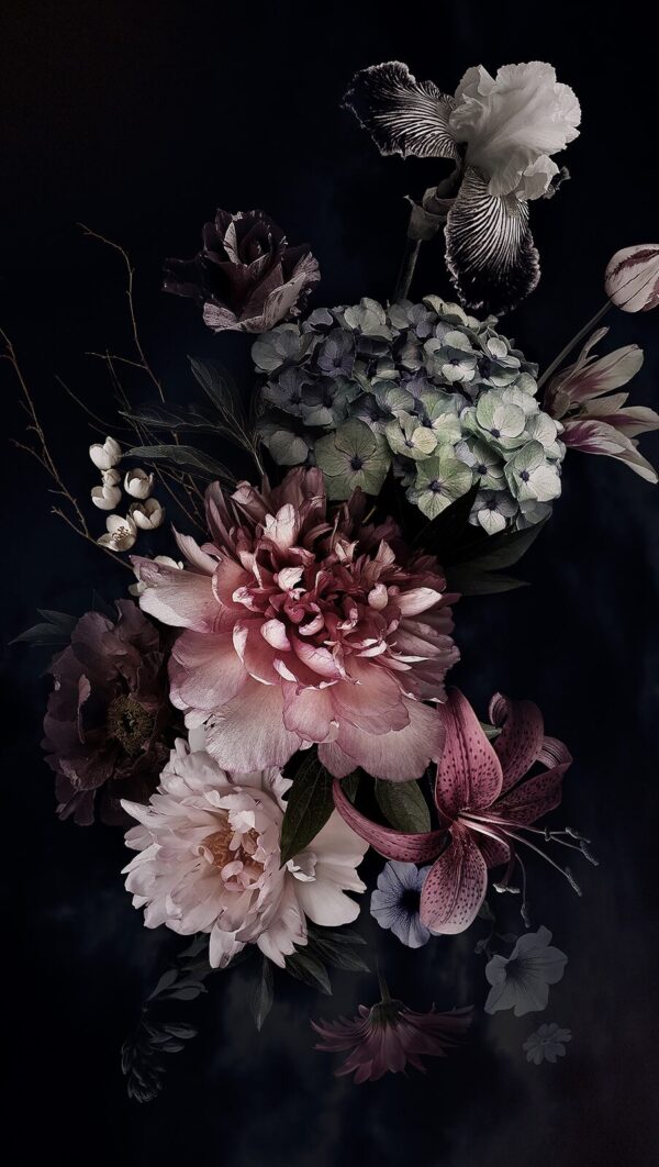 Elegant arrangement van donkere bloemen. Elegant arrangement van donkere bloemen.