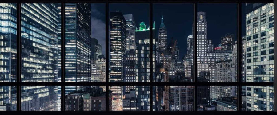 Uitzicht op een stad vanuit een raam bij nacht
