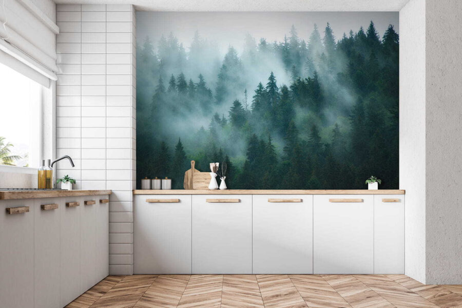 Mistig bos met bomen