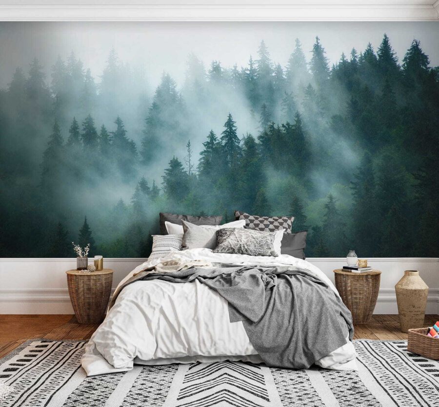 Mistig bos met bomen