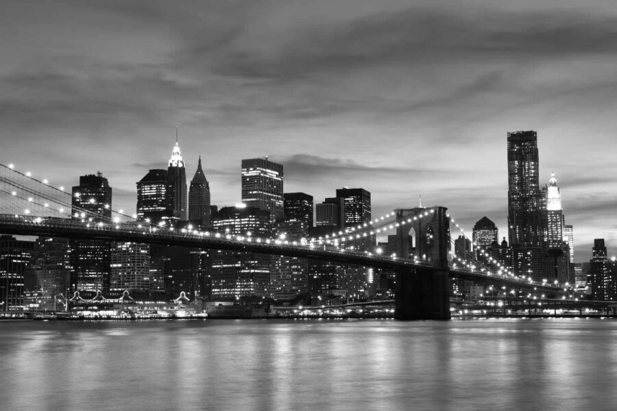 Brug over water met skyline van de stad op de achtergrond Brug over water met skyline van de stad op de achtergrond