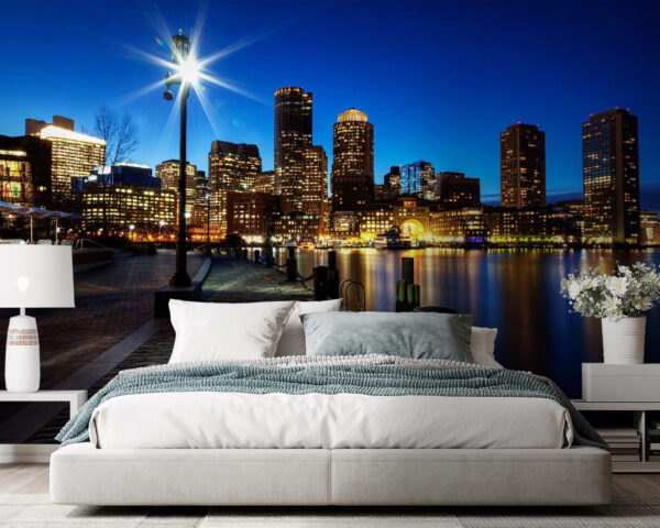 Stadssilhouet bij nacht met een watermassa Fotobehang Stadssilhouet bij nacht met een watermassa