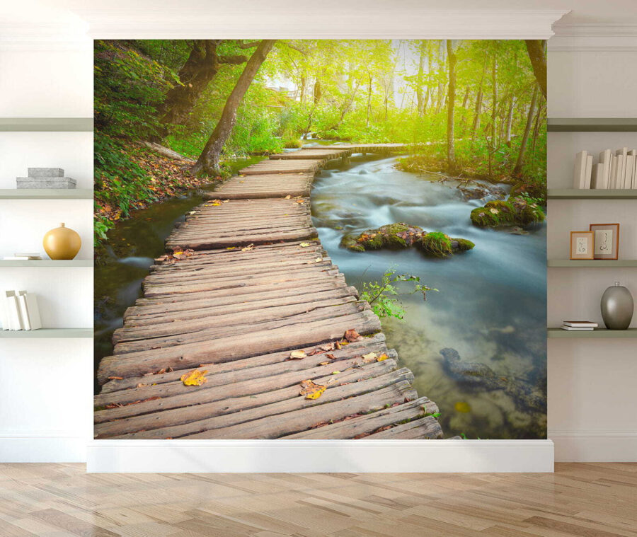 Houten brug over een rivier