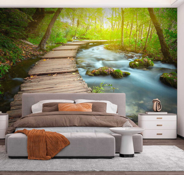 Houten brug over een rivier Houten brug over een rivier