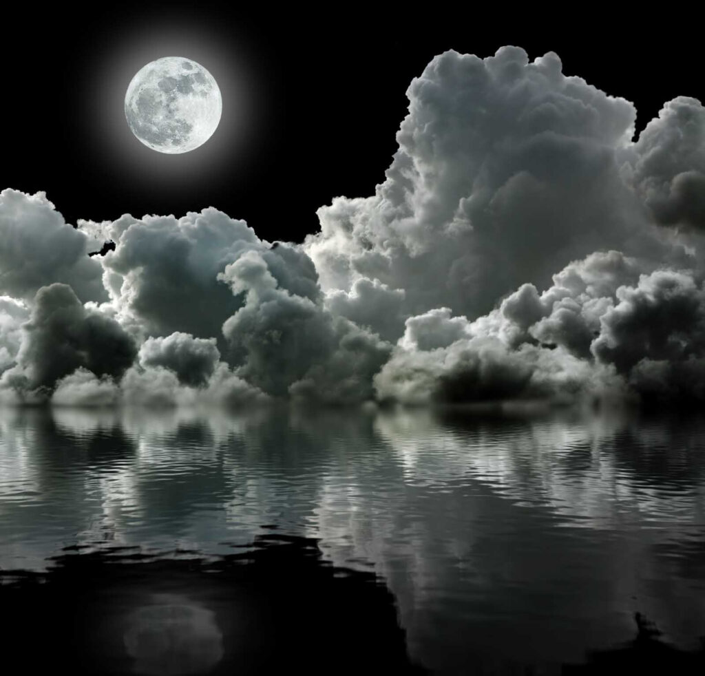 Maan over water met wolken en wolken Maan over water met wolken en wolken