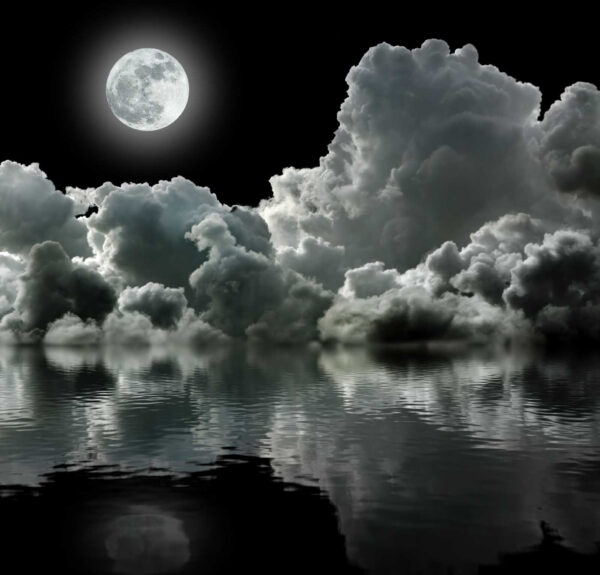Maan over water met wolken en wolken Maan over water met wolken en wolken