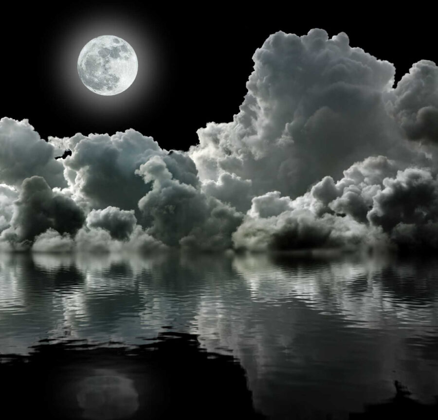 Maan over water met wolken en wolken