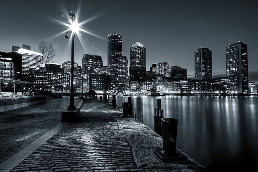 Een skyline van een stad met lichtjes op het water