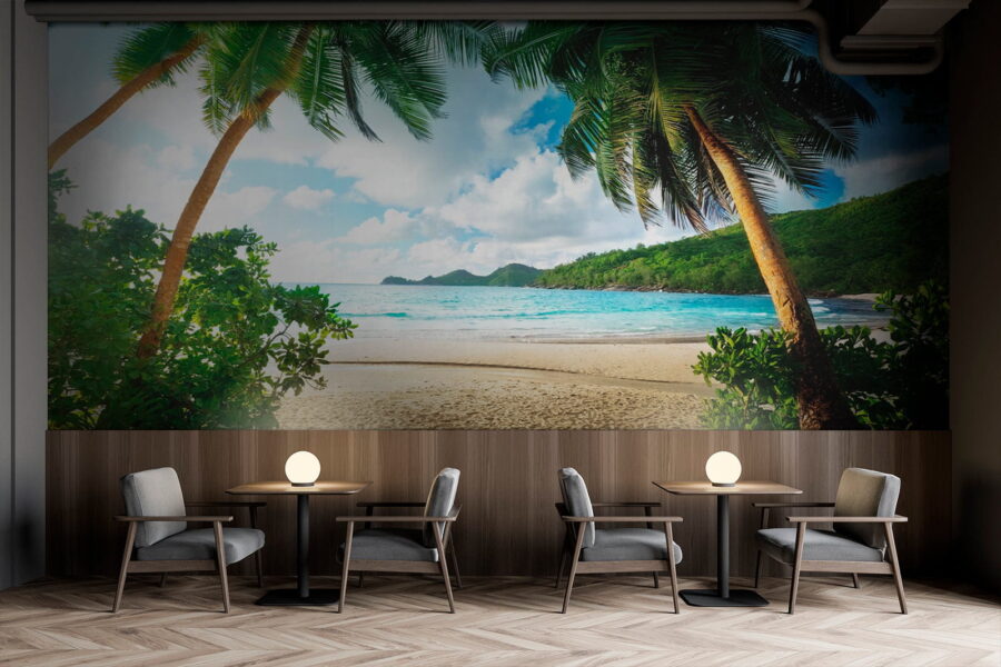 Strand met palmbomen en blauw water