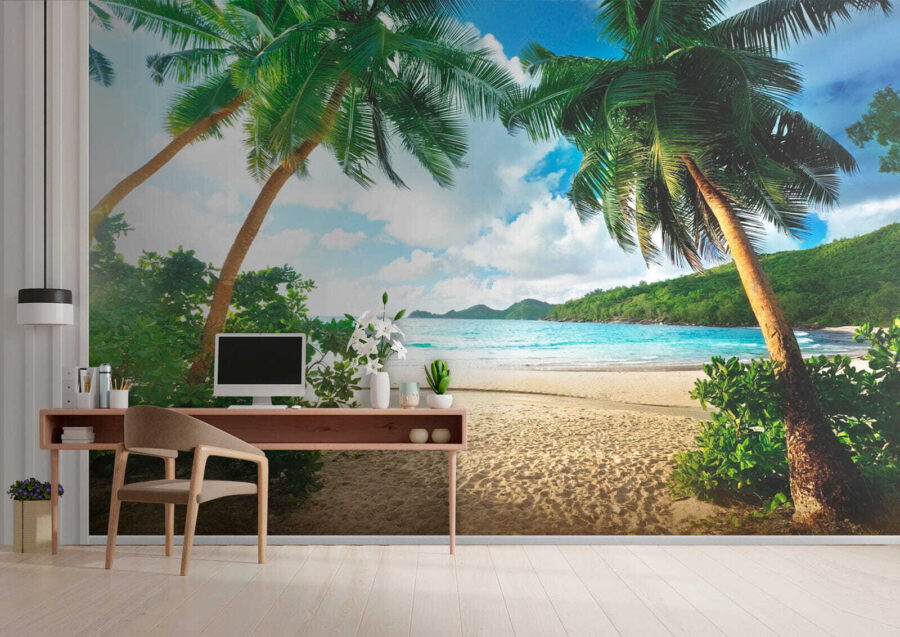Strand met palmbomen en blauw water