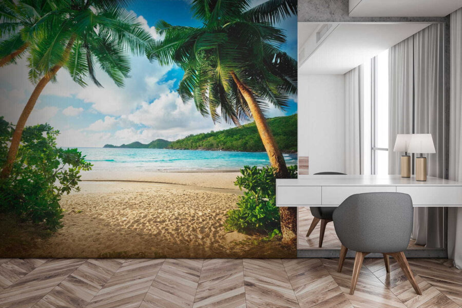 Strand met palmbomen en blauw water