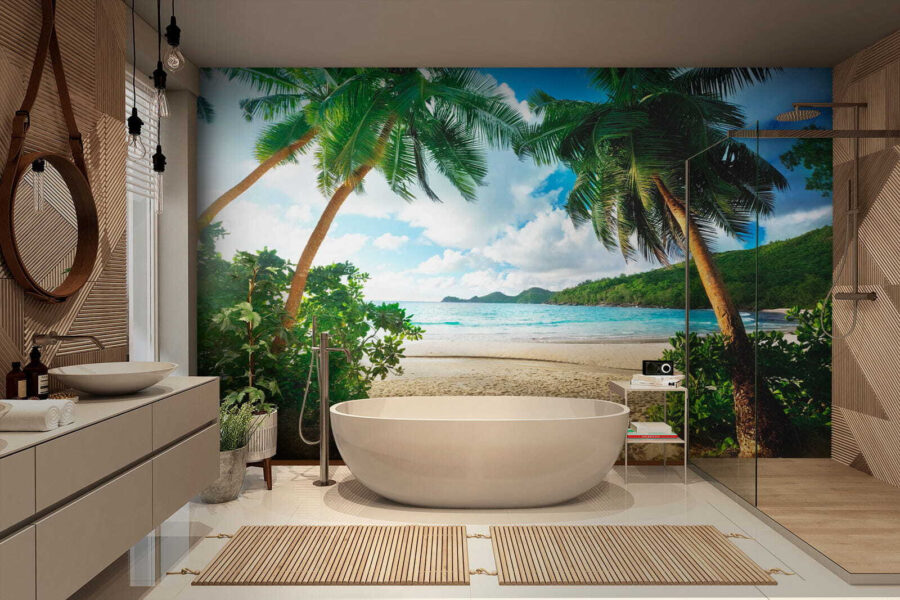 Strand met palmbomen en blauw water