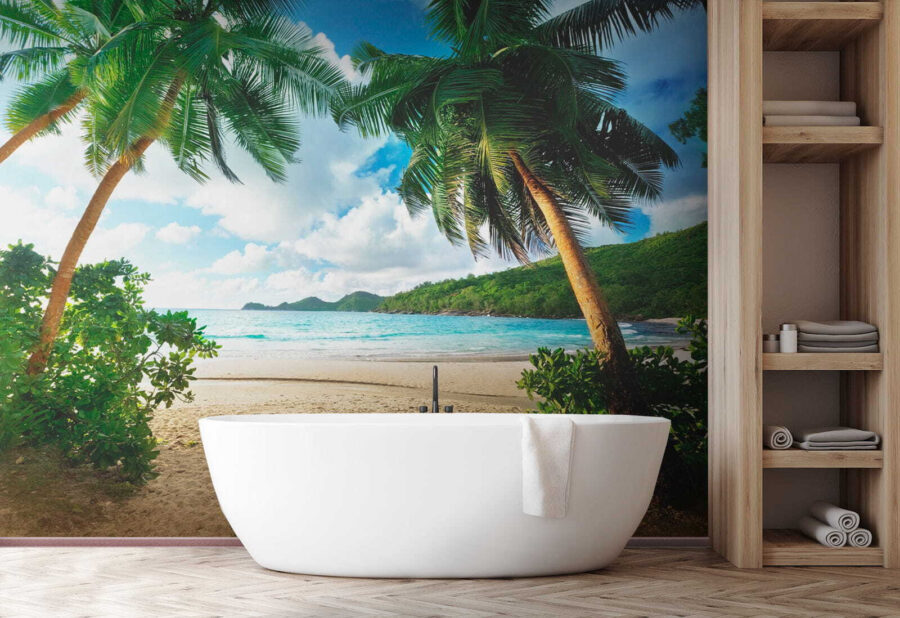 Strand met palmbomen en blauw water