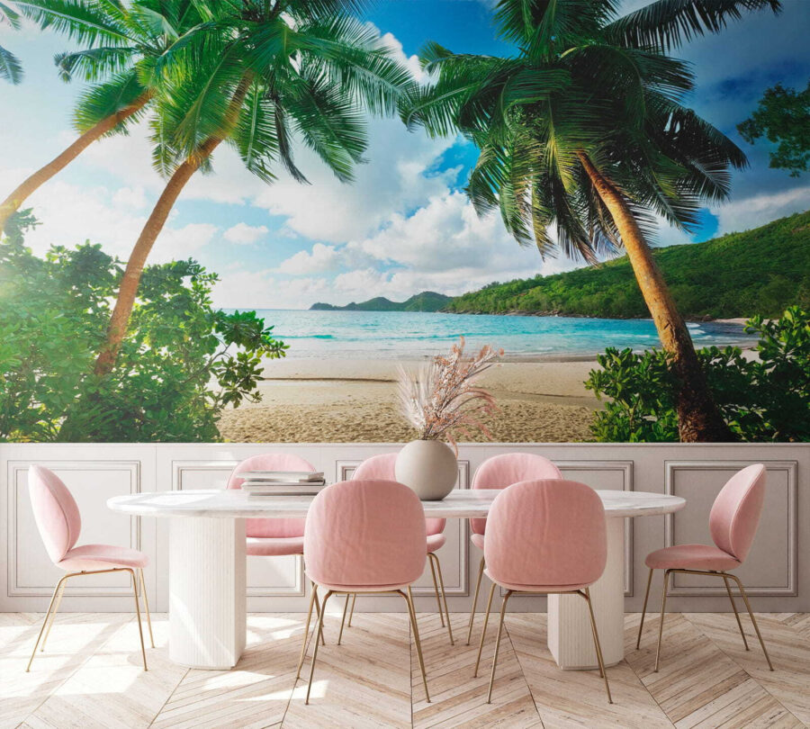 Strand met palmbomen en blauw water