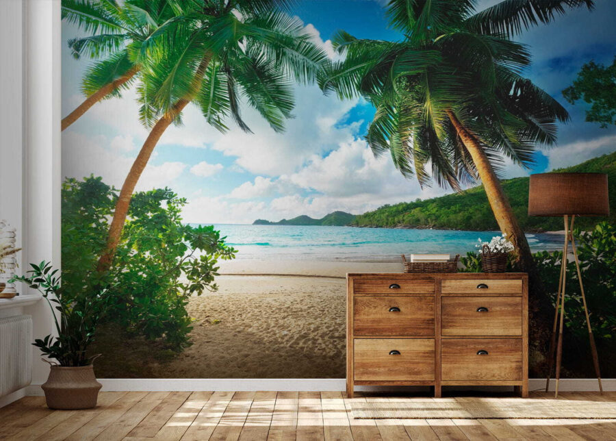 Strand met palmbomen en blauw water