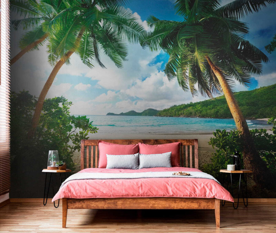 Strand met palmbomen en blauw water