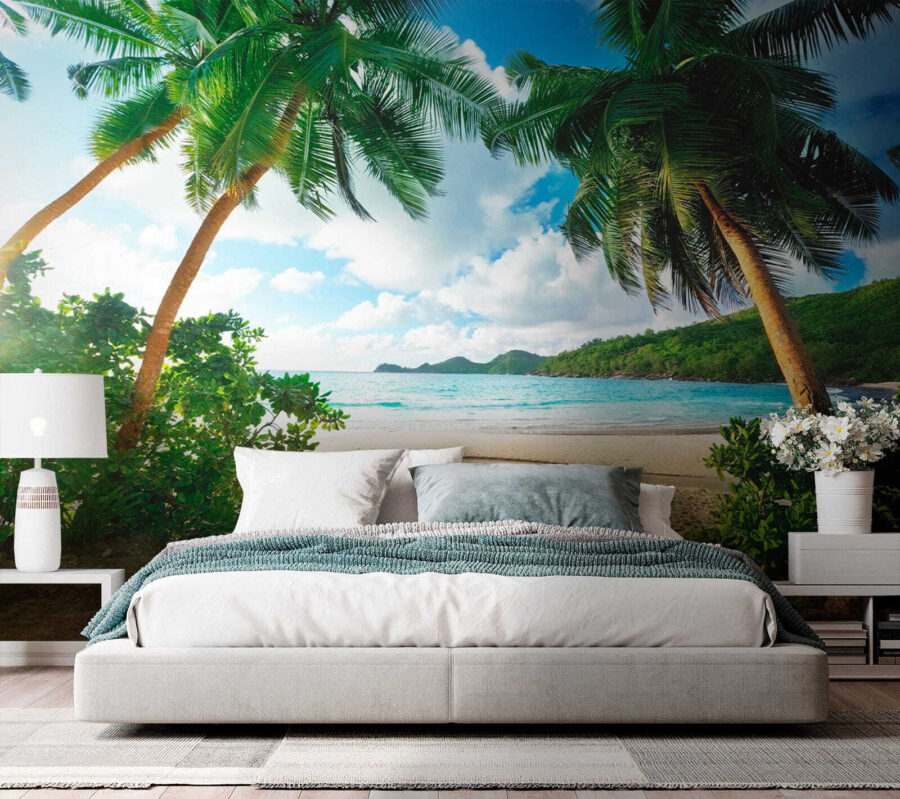 Strand met palmbomen en blauw water