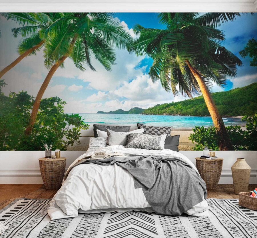 Strand met palmbomen en blauw water