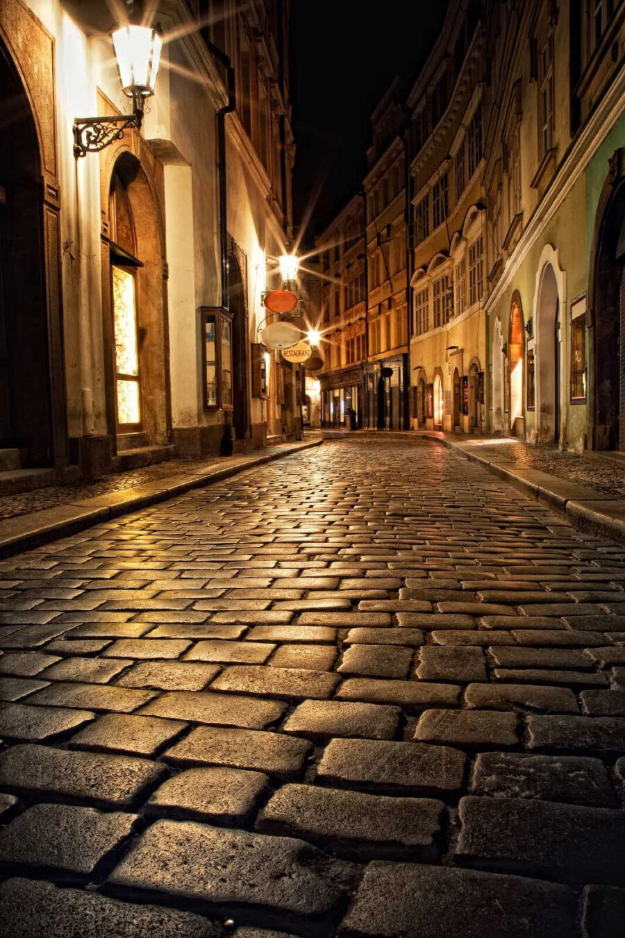 Stenen straat met gebouwen en straatverlichting