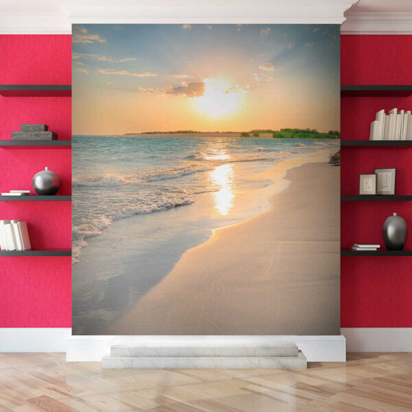 Strand met golven en een zonsondergang Strand met golven en een zonsondergang