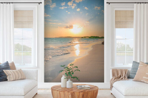 Strand met golven en een zonsondergang Strand met golven en een zonsondergang