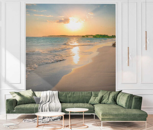 Strand met golven en een zonsondergang Strand met golven en een zonsondergang