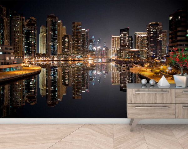 Stads skyline met lichten die reflecteren op het water Stads skyline met lichten die reflecteren op het water