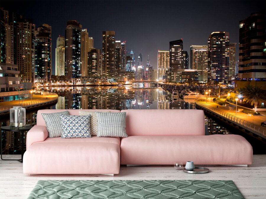 Stads skyline met lichten die reflecteren op het water