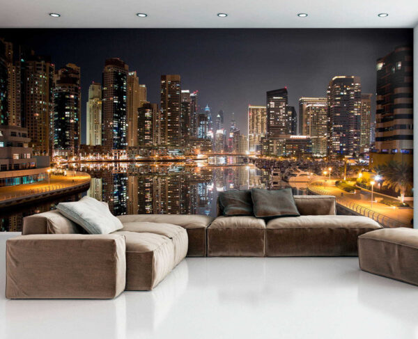Stads skyline met lichten die reflecteren op het water Stads skyline met lichten die reflecteren op het water