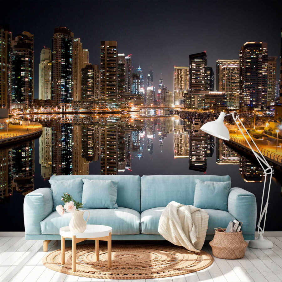 Stads skyline met lichten die reflecteren op het water