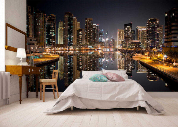 Stads skyline met lichten die reflecteren op het water Stads skyline met lichten die reflecteren op het water