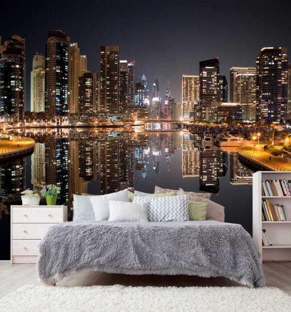 Stads skyline met lichten die reflecteren op het water Stads skyline met lichten die reflecteren op het water
