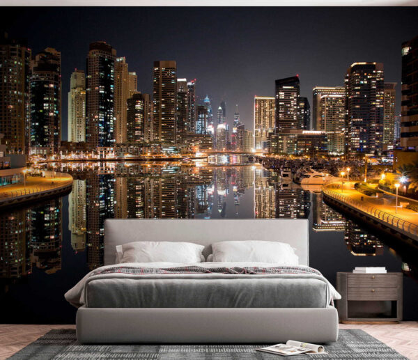 Stads skyline met lichten die reflecteren op het water Stads skyline met lichten die reflecteren op het water