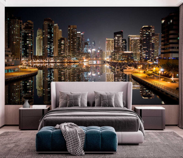 Stads skyline met lichten die reflecteren op het water Stads skyline met lichten die reflecteren op het water